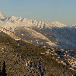 Le Haut Plateau et son domaine skiable se dore sous les derniers rayons, sous le regard bienveillant du Bietschhorn; panorama constituée de 3 images numériques horizontales